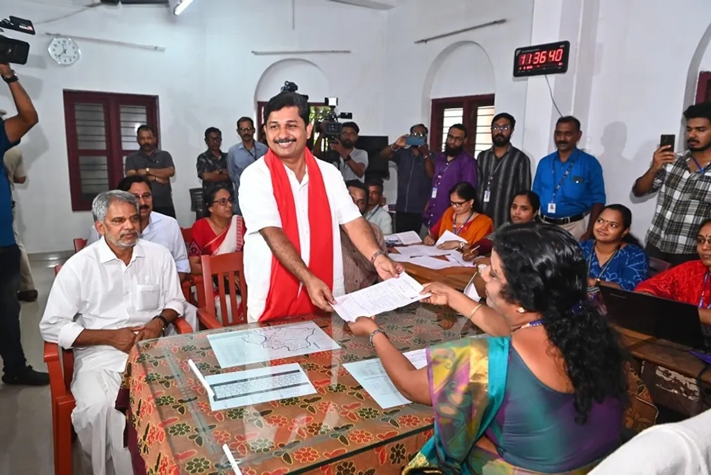 നിലമ്പൂർ ഉപതെരഞ്ഞെടുപ്പിനെ രാഷ്ട്രീയ  മത്സരമാക്കി മാറ്റാൻ തീരുമാനിച്ചതിന്റെ ഭാഗമായാണ്, എൽ ഡി എഫ്  എം. സ്വരാജിനെ സ്ഥാനാർത്ഥിയായി തീരുമാനിച്ചത്. 