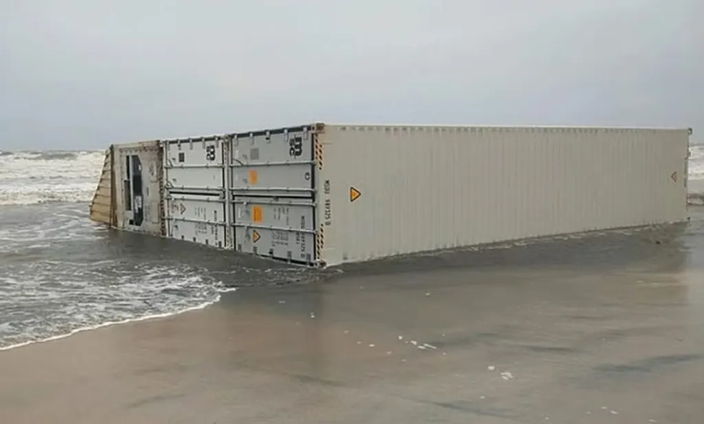 എം.എസ്.സി എൽസ 3 എന്ന കപ്പൽ മുങ്ങിയതുമായി ബന്ധപ്പെട്ട്  നിരവധി ചോദ്യങ്ങൾ മത്സ്യത്തൊഴിലാളി സമൂഹത്തിനുണ്ട്. അതിനു പകരം, ആയിരം രൂപയിലും ആറു കിലോ റേഷനിലും ഞങ്ങളുടെ ആശങ്കകളെ ഒതുക്കുകയാണ് ഭരണകൂടം. 