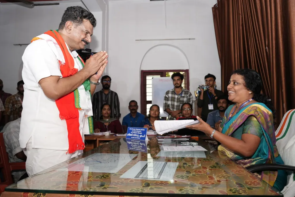  തൃണമുൽ സ്ഥാനാർത്ഥിയായി നൽകിയ നാമനിർദ്ദേശ പത്രിക തള്ളിയതോടെ സ്വതന്ത്രനായി മത്സരിക്കാനാണ് അൻവർ തീരുമാനിച്ചത്. 