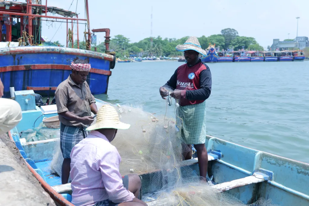 അപകടത്തിൽ പെട്ട കപ്പലുകളിലെ കണ്ടെയ്നറുകൾ മൂലം സമീപദിവസങ്ങളിൽ ട്രോളിംഗ് ബോട്ടുകളുടെ നിരവധി വലകളാണ് തോട്ടപ്പള്ളിയിലും കായംകുളത്തും നീണ്ടകരയിലും നഷ്ടമായത്. / Photo: Muhammed Aslam 