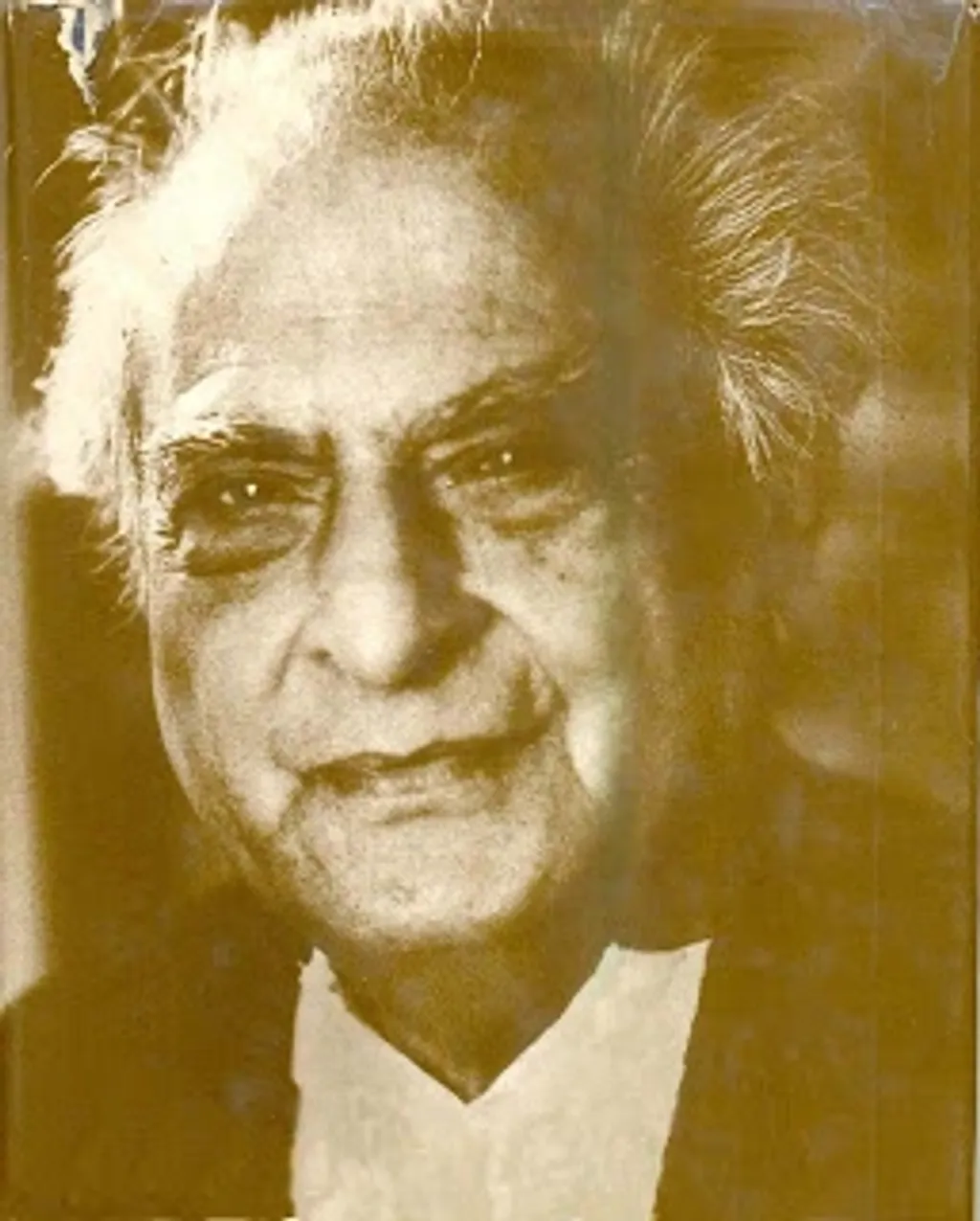 കറകളഞ്ഞ ഇടതുപക്ഷക്കാരനായ പി.എൻ. ഹക്സറെ ഉപദേശകനായി നിയമിക്കുന്നതിൽ ആരംഭിച്ച ഇന്ദിരാഗാന്ധിയുടെ ഇടതുവഴിയിലെ യാത്ര പിന്നീട് കൂടുതൽ ശക്തിപ്പെടുന്നതാണ് കണ്ടത്.