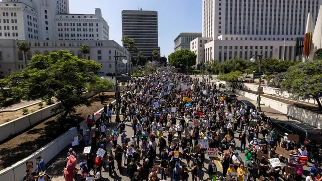 ലോസ് ഏഞ്ചൽസിൽ ട്രംപിന്റെ കുടിയേറ്റ വിരുദ്ധതക്കെതിരെ ശക്തമായ പ്രതിഷേധം അലയടിക്കുകയാണ്. 