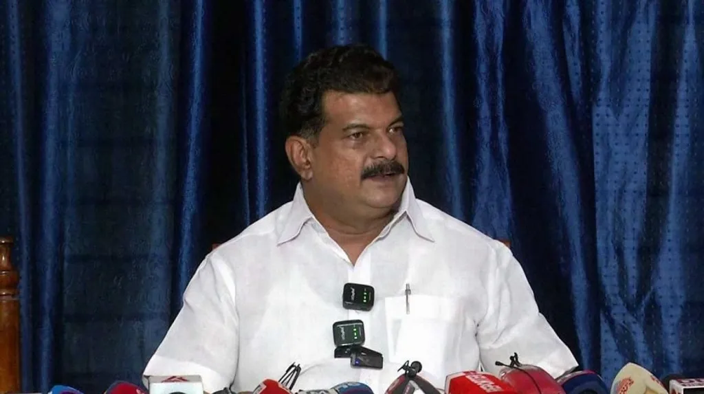 നിലമ്പൂർ ഉപതെരഞ്ഞെടുപ്പിലേക്കെത്തിച്ച അൻവറിന്റെ രാജിക്കുമുമ്പ്, അൻവർ ഇടതുമുന്നണയുടെ ഭരണപക്ഷ എം എൽ എ ആയിരുന്നു. അവിടെനിന്നുകൊണ്ട് അയാൾ നടത്തിയ എല്ലാവിധ വൃത്തികേടുകളും പിണറായി വിജയൻ സർക്കാരിനും ഇടതുമുന്നണിക്കും വേണ്ടി, അവരുടെ സമ്പൂർണ്ണ പിന്തുണയോടെയായിരുന്നു. 