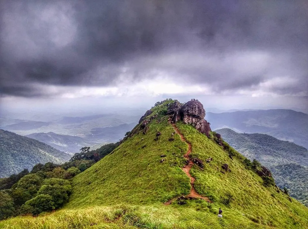 കാസർകോട് കാർഷിക സംസ്കൃതിയെ ഇന്നും സംരക്ഷിക്കുന്ന പ്രദേശമാണ്. എങ്ങും വയലുകളും ഇടനാടൻ കുന്നുകളും ഇടകലർന്ന ഭൂഭാഗങ്ങൾ. തൊട്ടടുത്ത് മംഗലാപുരം എന്ന ബ്രിട്ടീഷ് നഗരമുണ്ടായിട്ടും കൊളോണിയൽ ആധുനികതയെ നിർലോഭമായി സ്വീകരിച്ചില്ല.