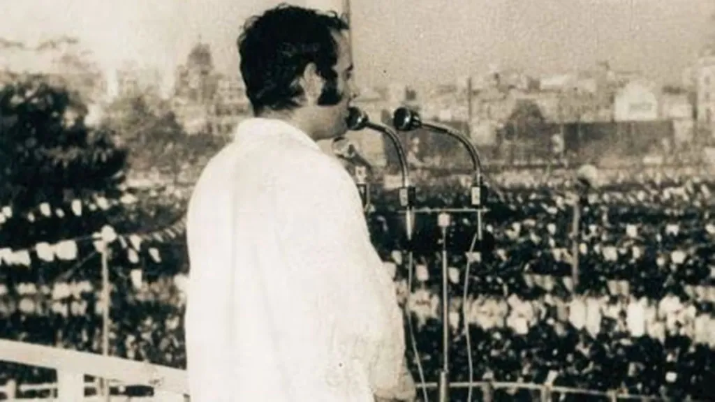 ഹിറ്റ്ലറെപ്പോലെ അല്ലെങ്കിലും ഏകാധിപത്യമാണ് ശരി എന്ന് സഞ്ജയ് വിശ്വസിച്ചിരുന്നു. 