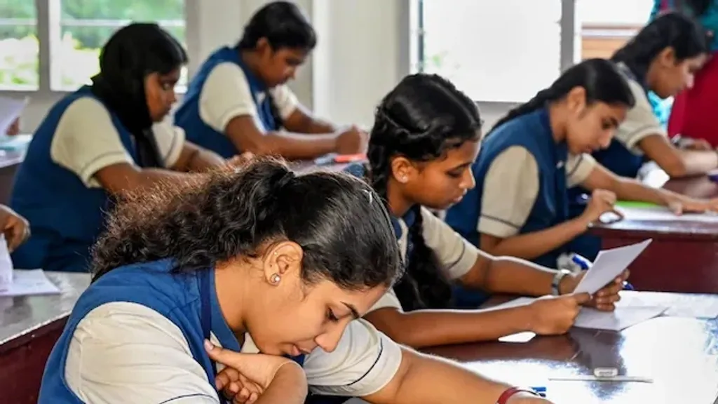 RTE 2009 - ൽ 06- 14 വയസ്സുവരെയാണ് നിർബന്ധിത വിദ്യാഭ്യാസത്തെക്കുറിച്ച് പറഞ്ഞുവെച്ചിട്ടുള്ളത്. അതുകൊണ്ട് അപ്പർ പ്രൈമറിക്ക് ശേഷമുള്ള കാര്യങ്ങളെക്കുറിച്ച് ഇതിൽ പരാമർശമില്ല.