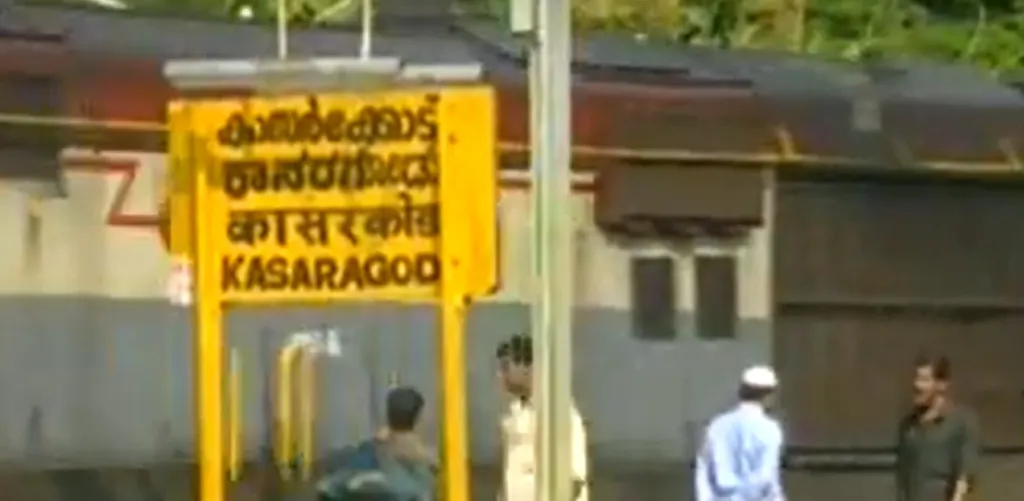 കാസർകോട് എന്ന പ്രദേശംതന്നെ കള്ളക്കടത്ത് എന്നതിന്റെ പര്യായപദംപോലെയായി കുപ്രസിദ്ധിയാർജിച്ച കാലം. ഗൾഫിൽ പോയി മാന്യമായ തൊഴിലെടുത്താലും നാട്ടിൽ വന്നാൽ വലിയ ആദരവ് ലഭിക്കുവാനിടയില്ല.