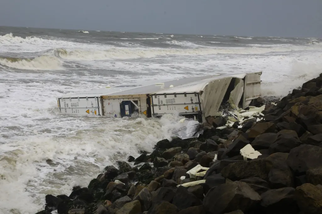 കണ്ടെയ്നറുകൾ കടലിൽനിന്ന് മാറ്റുന്നതിനുപകരം അവ, ഏറ്റവുമൊടുവിൽ കരയിലടിഞ്ഞ്, മാലിന്യങ്ങളെല്ലാം തീരത്ത് വിതറി ദുരിതം വിതച്ചശേഷം മാത്രം അവ കൊണ്ടുപോകാം എന്നാണ് ദുരന്തനിവാരണ സമിതി ഉൾപ്പെടെയുള്ള സംവിധാനങ്ങൾ നമ്മളോട് പറയുന്നത്. 