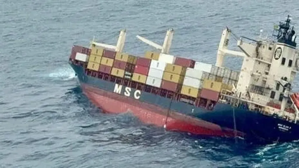 കേരള തീരത്തിന് സമീപത്തെ അറബിക്കടൽ മേഖല വലിയ ചരക്കുക്കപ്പലുകളുടെ ശവപ്പറമ്പായി മാറുന്നുവെന്നാണ് അടുത്തിടെ തുടർച്ചയായുണ്ടായ രണ്ട് ചരക്കുകപ്പൽ അപകടങ്ങൾ പറയുന്നത്. 