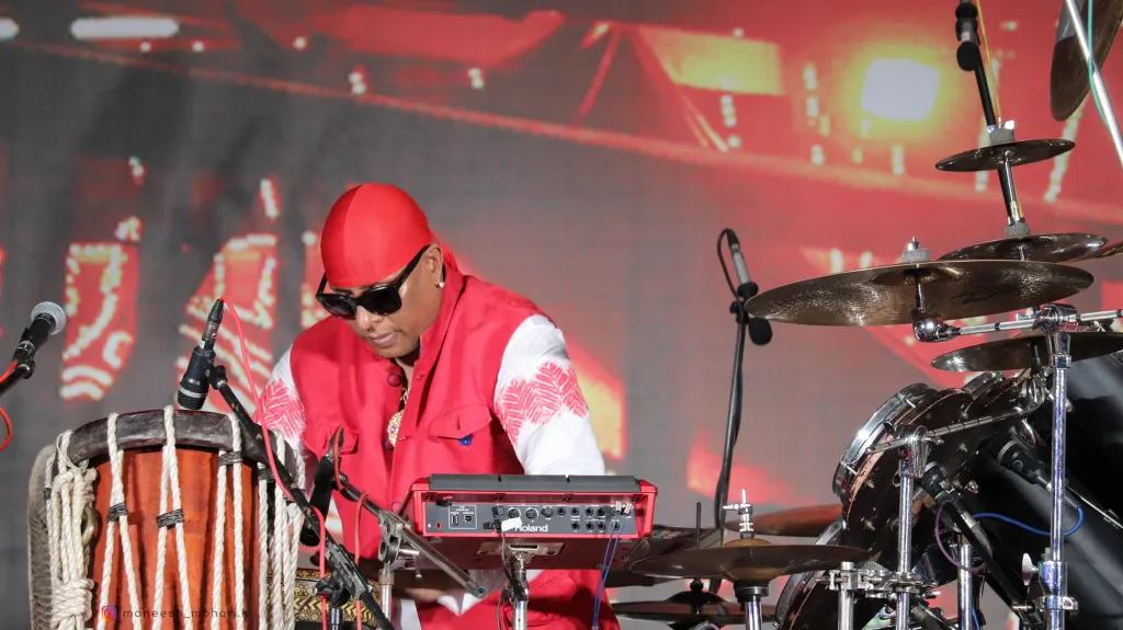 മേളവാദ്യകലാകാരൻ ശിവമണിയുടെ പെർഫോമൻസ് കഴിഞ്ഞ വർഷം കണ്ടത് ഗുരുവായൂർ അമ്പലത്തിൽ ഉത്സവത്തിനാണ്.