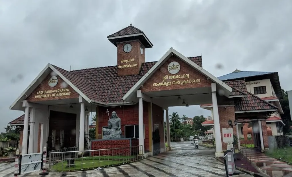 പ്രായപൂർത്തിയായ വിദ്യാർഥികളെ സ്കൂൾ വിദ്യാർത്ഥികളെ പോലെയാണ് സർവകലാശാല അധികാരികൾ പരിഗണിക്കുന്നത്.