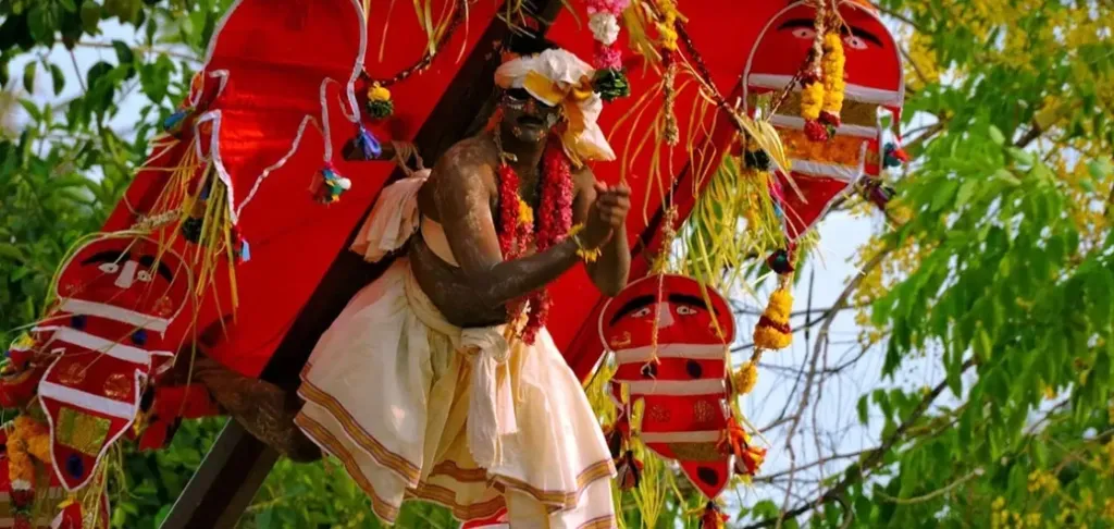 ലോഹദണ്ഡുകൾ തുളച്ചുകയറ്റി നടത്തുന്ന തൂക്കം, മാനസികരോഗത്തിനെന്ന പേരിലുള്ള വ്യാജ ചികിത്സ, പുരോഹിതരുടെ കുഴിമാടങ്ങളും ഖബറുകളും സാമ്പത്തിക ചൂഷണത്തിന് ഉപയോഗിക്കുക, ആൾദൈവങ്ങളായി ചമഞ്ഞ് തട്ടിപ്പ് തുടങ്ങിയവ കുറ്റകൃത്യങ്ങളായി പരിഗണിക്കണമെന്ന് എല്ലാ ബില്ലുകളും നിർദേശിക്കുന്നു.