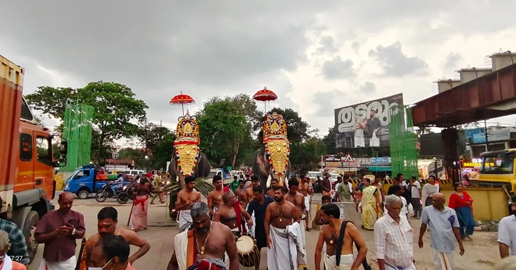 തുറവൂർ അമ്പലത്തിൽ ഏറ്റവും ആളു കൂടുന്നത് ബാലേക്കും ഗാനമേളക്കുമാണ്. 