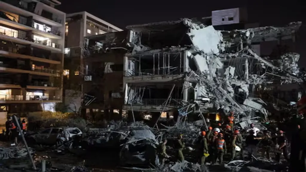 ടെഹ്‌റാനിൽ 80-ഓളം പേരാണ് ഇസ്രയേൽ ആക്രമണത്തിൽ മരണമടഞ്ഞത്. ഇതിന് ഉത്തരം പറയിപ്പിക്കാനാണ് ഇറാൻ 'ഓപ്പറേഷൻ ട്രൂ പ്രോമിസ് ത്രീ' എന്ന പേരിൽ തിരിച്ചടിയാരംഭിച്ചത്. 