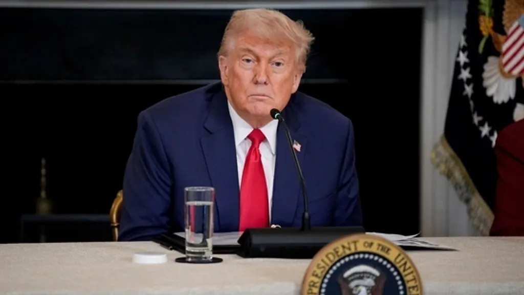 ഒരു പൊതുവായ സംശയം ഇവിടെ ബാക്കിനിൽക്കുകയാണ്. ഒരൊറ്റ നേതാവിന്റെ വാക്കുകൾ കേരളത്തിലെ സ്വർണവിപണിയെ ആകെ മാറ്റിമറിക്കുമോ? അത് സാധ്യമാണെന്ന് തന്നെയാണ് കഴിഞ്ഞ കുറച്ച് വർഷങ്ങൾ വ്യക്തമാക്കുന്നത്. അമേരിക്കൻ പ്രസിഡൻറ് വ്യാപാരവുമായി ബന്ധപ്പെട്ട് കടുത്ത ഭാഷയിൽ സംസാരിച്ച് തുടങ്ങിയാൽ ആഗോളതലത്തിൽ വിലകൂടുമെന്ന ആശങ്ക വിപണിയെ ബാധിക്കാറുണ്ട്.