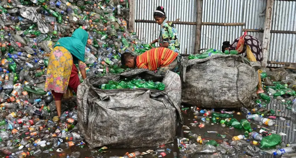തുച്ഛമായ വരുമാനം കൈപ്പറ്റിയും, ആരോഗ്യപരമായ വെല്ലുവികളെ അവഗണിച്ചും മുന്നോട്ട് പോകുന്ന ഈ മനുഷ്യർ  അറിഞ്ഞോ അറിയാതെയോ സാമൂഹിക സംരക്ഷണം തൊഴിലിന്റെ ഭാഗമാക്കിയവരാണ്.