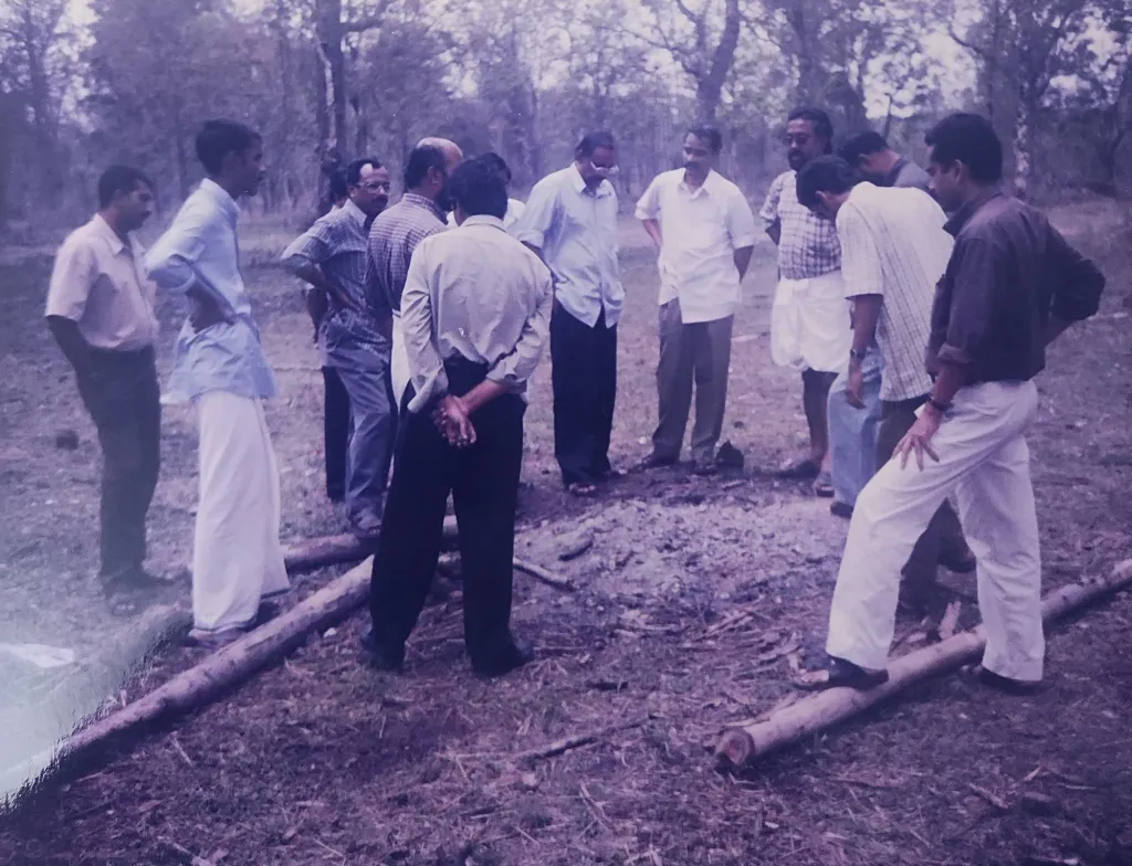 കാടിനകത്ത് ആദിവാസികൾ കെട്ടിപ്പൊക്കിയ കുടിലുകളും മറ്റും തീയിട്ടതിന്റെ അവശിഷ്ടങ്ങളിലൂടെ ആ നടപ്പും നിൽപ്പും തുടർന്നു.