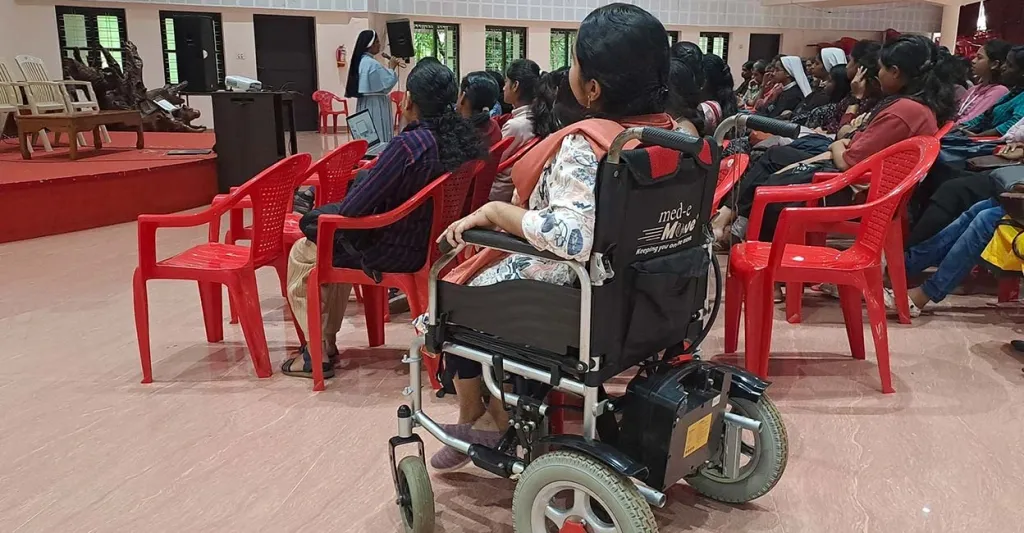 2016-ലെ ഭിന്നശേഷി നിയമപ്രകാരം തൊഴിലിടങ്ങളിൽ 4-%വും പഠനാവശ്യങ്ങൾക്ക് വിദ്യാഭ്യാസ സ്ഥാപനങ്ങളിൽ 5%വും സംവരണം നിലവിലുണ്ട്. എന്നാൽ തെരഞ്ഞെടുക്കപ്പെടുന്ന കേന്ദ്രങ്ങളിൽ, അഥവാ തെരഞ്ഞെടുപ്പ് വേദികളിൽ ഇത്തരം സംവരണങ്ങൾ നിലനിൽക്കുന്നില്ല.