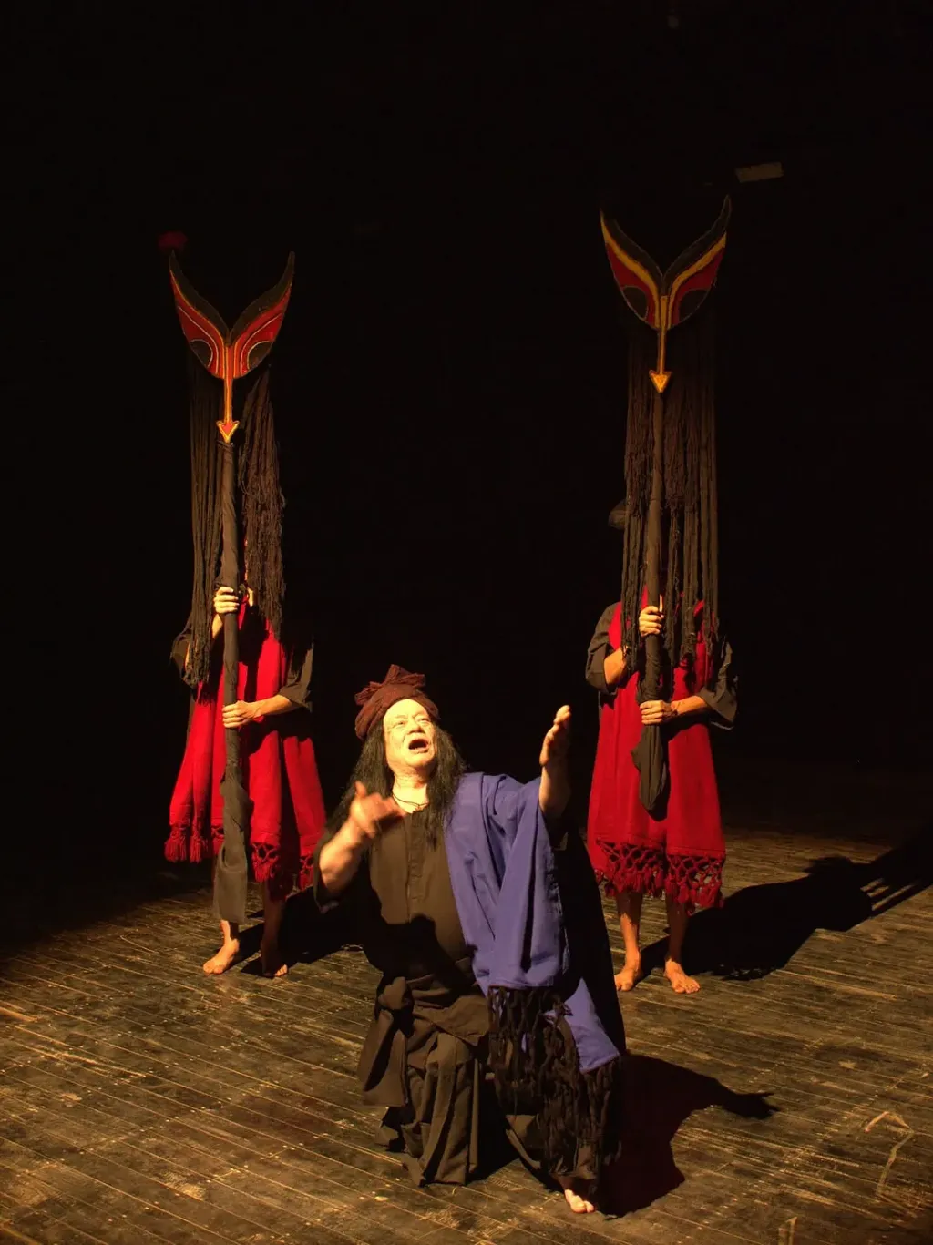 രത്തൻ തിയ്യം രചനയും സംവിധാനവും നിർവഹിച്ച Lairembigee Eshei എന്ന നാടകത്തിലെ രംഗം