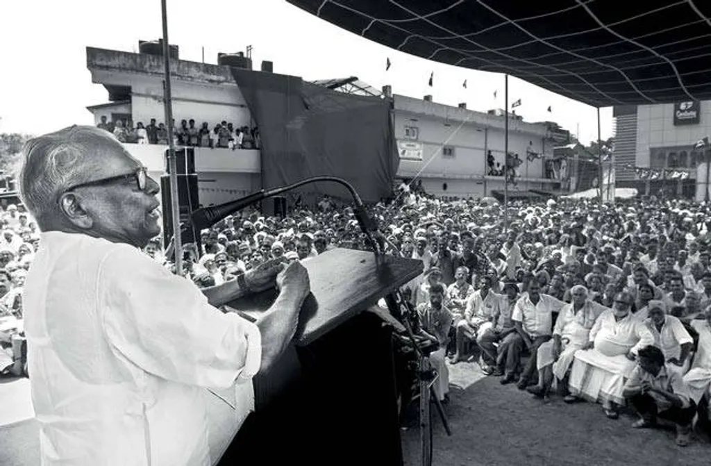 ഒരു നേതാവ് എങ്ങനെ നവീകരിക്കപ്പെടുന്നു എന്നതിന്റെ ഉദാത്തമായ മാതൃകകളിൽ ഒന്നാണ് വി.എസിന്റെ  ജീവിതം. 