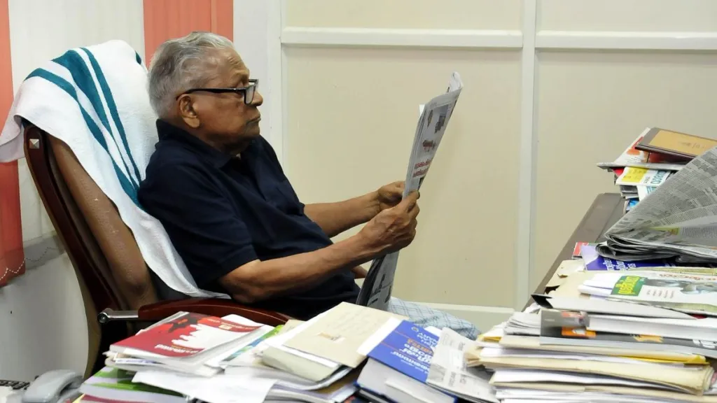 ദേശീയവും സാർവദേശീയവുമായ സംഭവവികാസങ്ങളെയും സോഷ്യലിസത്തിന്റെ ഭാവിയെയുമെല്ലാം സംബന്ധിച്ച സൈദ്ധാന്തികവും രാഷ്ട്രീയവുമായ നിരന്തര അന്വേഷണങ്ങളും പഠനങ്ങളും വി.എസ് നടത്തിയിരുന്നു.