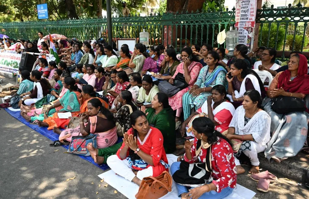 അങ്കണവാടി ജീവനക്കാർ സെക്രട്ടറിയേറ്റിന് മുന്നിൽ നടത്തിയ സമരം