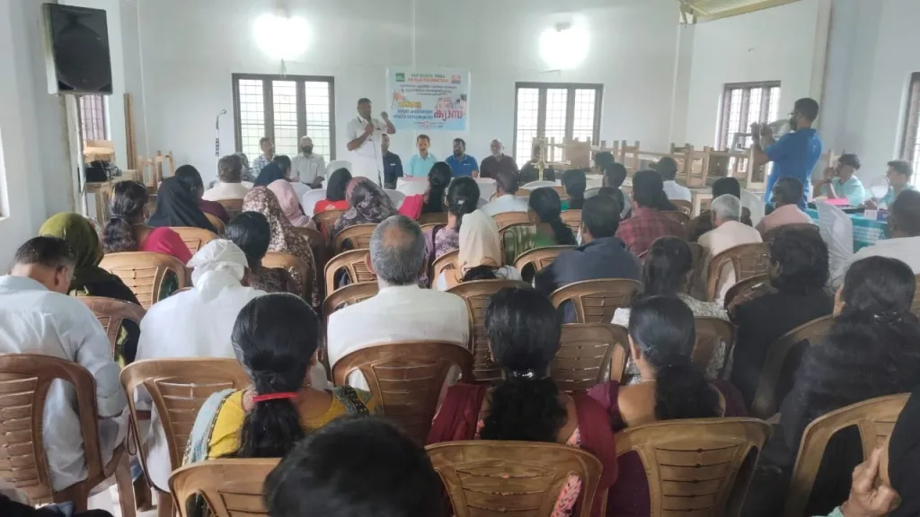   മേപ്പാടിയിൽ നടന്ന നേത്രപരിശോധനാ  ക്യാമ്പിനെത്തിയവർ