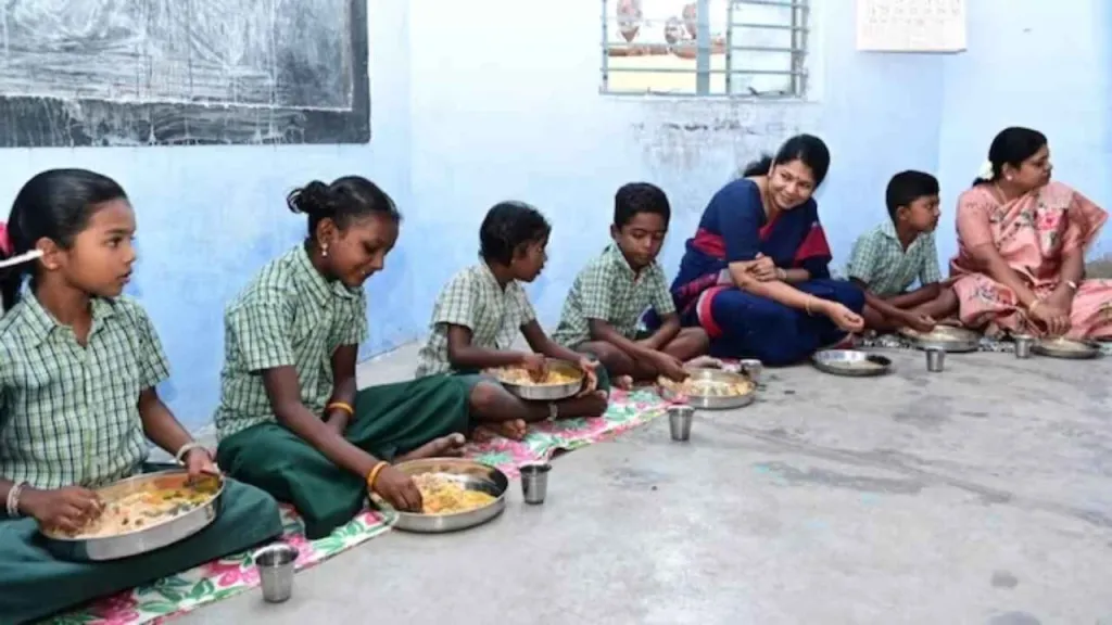 2023- തമിഴ്നാട്ടിലെ ഉസിലാംപട്ടിയിലുള്ള സർക്കാർ പ്രൈമറി സ്കൂളിലെ വിദ്യാർത്ഥികൾ, ഒരു ദലിത് സ്ത്രീ പാകം ചെയ്ത പ്രഭാതഭക്ഷണം കഴിക്കാൻ വിസമ്മതിച്ചതിനെതുടർന്ന്, ഡി എം കെ എം.പി കനിമൊഴി സ്കൂളിലെത്തി കുട്ടികളോടൊപ്പം പ്രഭാതഭക്ഷണം കഴിക്കുന്നു.