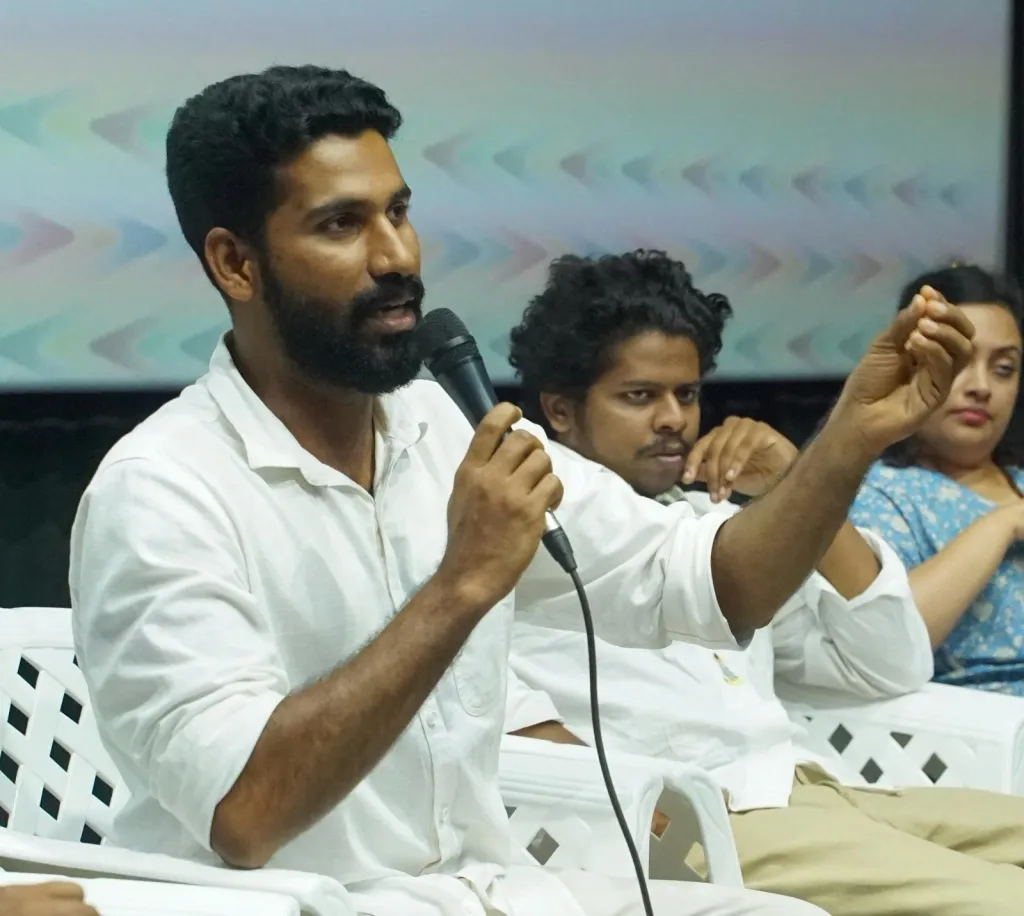 IEFFK-യുടെ വേദിയിൽ സംസാരിക്കുന്ന ലോങ് ടേക്സിൻറെ സംവിധായകൻ ഡോൺ ആന്റണി