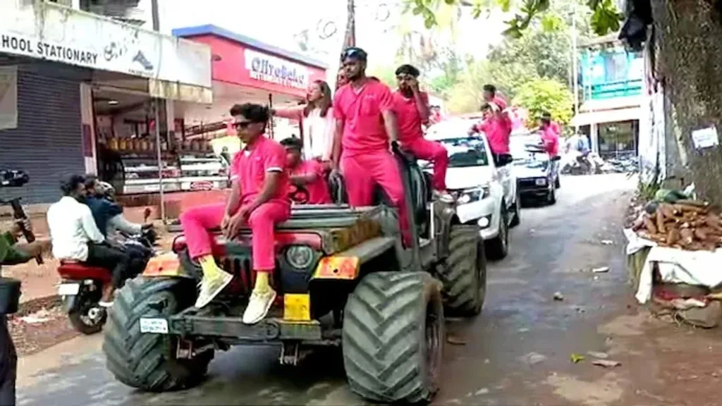 ഓണാഘോഷത്തിന് സ്‌കൂളിലെ പരിപാടികളെല്ലാം അവസാനിച്ചാൽ അനുമതിയില്ലാതെ തുറന്ന വാഹനത്തിൽ ആഘോഷവുമായി ചില സ്‌കൂളുകളെങ്കിലും വിദ്യാർത്ഥികൾ കറങ്ങാൻ പോകാറുണ്ട്.