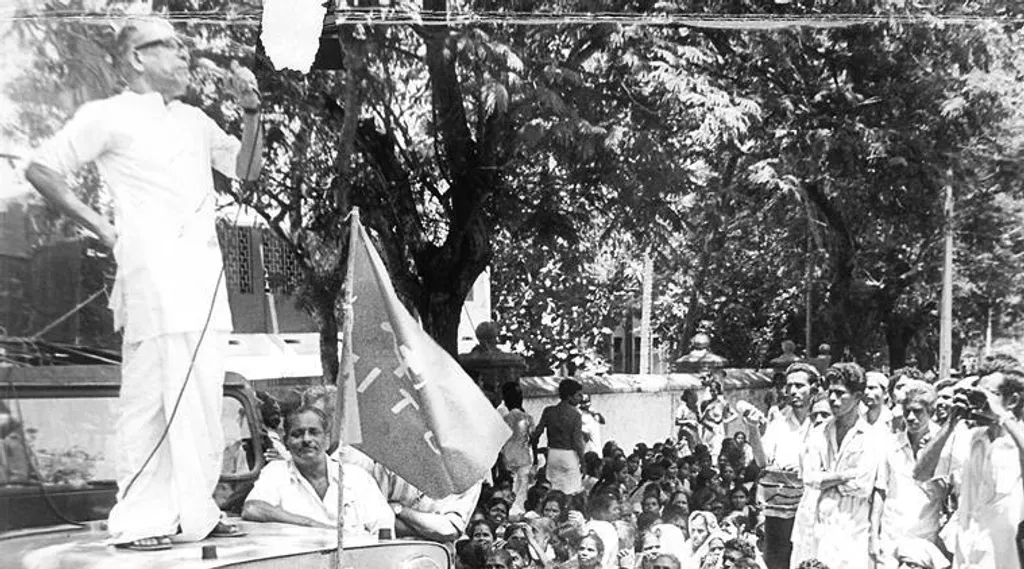 ജീപ്പിൽ കെട്ടിയ മൈക്ക് കൈയിൽ പിടിച്ച് ചേസിസിനുമുന്നിൽ കയറിനിന്ന് പ്രസംഗിക്കുന്ന വി.എസിന്റെ ചിത്രം മനസ്സിലുണ്ട്.