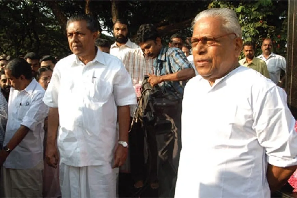 വി.എസ്സും പിണറായിയും സാധാരണ കുടുംബ പശ്ചാത്തലത്തിൽനിന്ന് വളർന്നുവന്നവരാണ്. വി.എസ് തയ്യൽക്കാരനായിട്ടാണ് ജീവിതം തുടങ്ങുന്നത്. പിണറായി ആകട്ടെ, പത്താം ക്ലാസ് കഴിഞ്ഞ് ഒരു വർഷം കൈത്തറിശാലയിൽ ജോലി ചെയ്ത്, കണ്ണൂർ പോലെയുള്ള ഒരു രാഷ്ട്രീയമേഖലയിൽ നിന്ന് വിദ്യാർത്ഥി രാഷ്ട്രീയത്തിലൂടെ ഉയർന്നുവന്ന നേതാവാണ്.