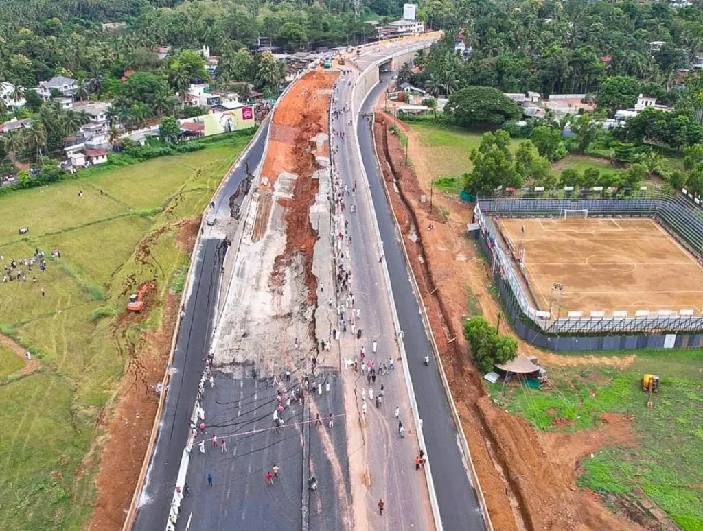 കൂരിയാട് ദേശീയപാതയുടെ പാർശ്വഭിത്തി പൊളിഞ്ഞ് മണ്ണിടിഞ്ഞ നിലയിൽ