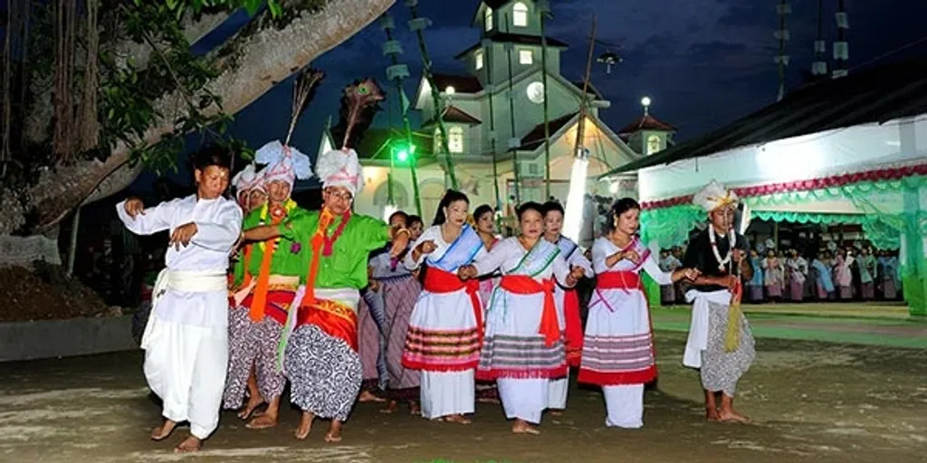  മണിപ്പുരിലെ ഭക്തിഗാനശൈലി, ലായി ഹാറോബ പോലെയുള്ള ആചാരനൃത്തം, താങ്ത പോലെയുള്ള ആയോധന കലകൾ ഒക്കെ തന്റെ നാടകഭാഷയുടെ രൂപീകരത്തിന് നിരന്തരം അദ്ദേഹം ഉപയോഗിച്ചിരുന്നു.