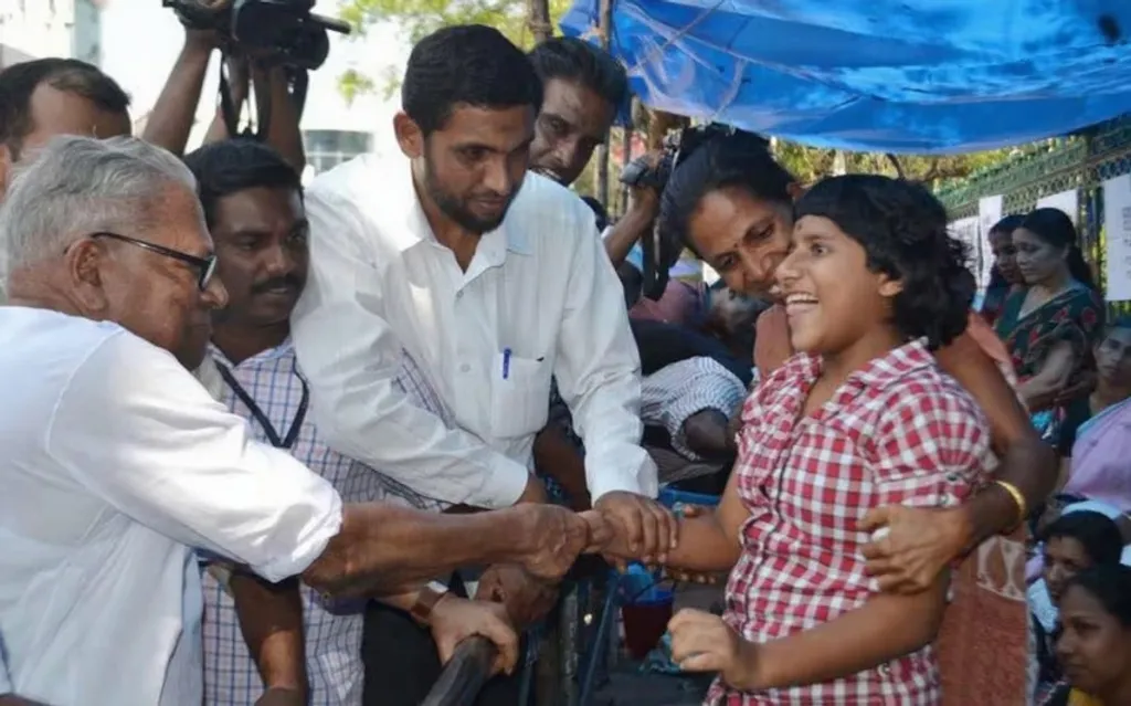എൻഡോസൾഫാൻ ദുരിതബാധിതർക്കൊപ്പവും പ്ലാച്ചിമടയിലും പൊമ്പിളൈകൾ ഒരുമിച്ച മൂന്നാറിലുമെല്ലാം പൊരുതുന്നവർക്ക് ഐക്യദാർഢ്യവുമായി വി.എസ് എത്തി.