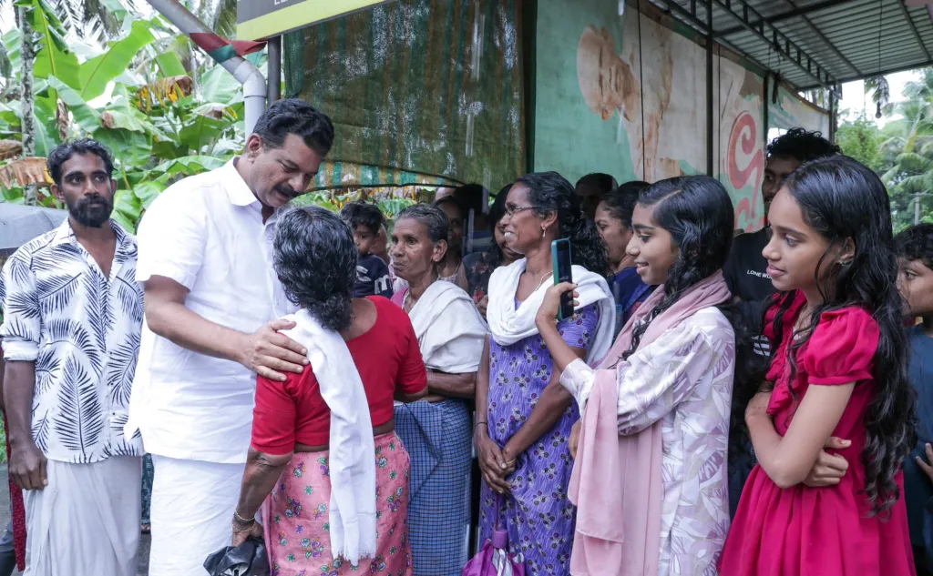 പി.വി. അൻവർ നിലമ്പൂരിലെ തെരഞ്ഞെടുപ്പ് പ്രചാരണത്തിനിടയിൽ