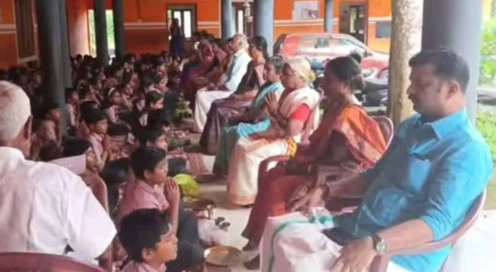 ഗുരുപൂജയുടെ ഭാഗമായി കാലുകളിൽ വന്ദിക്കലും മുട്ടുകുത്തി നമസ്കരിക്കലുമൊക്കെയായിരുന്നു ഇതുവരെ നടന്നിരുന്ന ആചാരങ്ങളെങ്കിൽ, കുട്ടികളെക്കൊണ്ട് കാൽ കഴുകിക്കുന്നിടത്തേക്ക് കാര്യങ്ങളിപ്പോൾ മാറിയിരിക്കുന്നു.