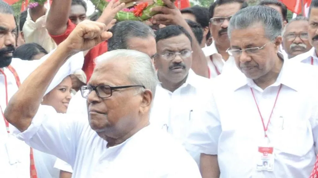 ലാവ് ലിൻ കേസിൽ കോടതി പിണറായി വിജയനെ കുറ്റവിമുക്തനാക്കിയപ്പോഴും വി.എസ് അത് ഉള്ളിൽ അംഗീകരിച്ചില്ല. ഒരു അപ്പക്സ് കോടതി ഇനിയുമുണ്ടല്ലോ എന്നാണ് അദ്ദേഹം പറഞ്ഞത്.