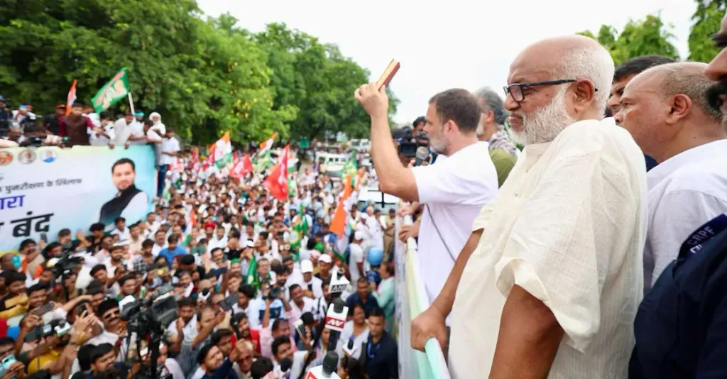 പട്‌നയിലെ സംസ്ഥാന ഇലക്ഷൻ കമ്മീഷൻ ഓഫീസിലേക്ക് നടന്ന പ്രതിഷേധമാർച്ചിൽ രാഹുൽ ഗാന്ധിയും എം.എ. ബേബിയും ഡി. രാജയും ദീപാങ്കർ ഭട്ടാചാര്യയും തേജസ്വി യാദവും പങ്കെടുത്തു.