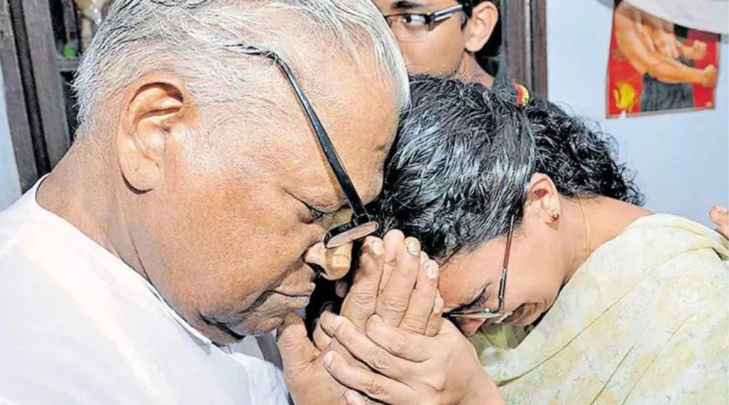 ടി.പിയുടെ ഭാര്യ രമയ്ക്ക് വി.എസ് നൽകിയ ആശ്വാസം, ഒരുപക്ഷെ, രമയ്ക്കു മാത്രമായിരുന്നില്ല, കേരളത്തിലെ മുഴുവൻ സ്ത്രീകൾക്കും നൽകിയ താങ്ങും കരുത്തുമായിരുന്നു. 'ഞങ്ങളോടൊപ്പം ഇടതുപക്ഷത്തിലെ ഈയൊരു നേതാവുണ്ട്' എന്ന പ്രതീക്ഷ അന്നുണ്ടായി.