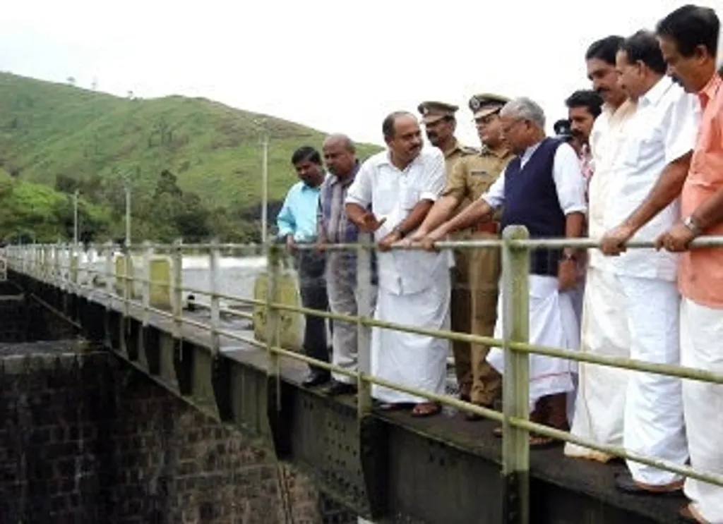 മുല്ലപ്പെരിയാർ അണക്കെട്ട് സുരക്ഷിതമല്ലെന്ന വാദം തള്ളിയ മുഖ്യമന്ത്രി പിണറായി വിജയന്റെ വിവാദ പ്രസ്താവനയ്ക്കെതിരെ വി.എസ്. പാർട്ടിയുടെ സംസ്ഥാന, കേന്ദ്ര നേതൃത്വത്തിന് കത്തെഴുതിയതായി റിപ്പോർട്ടുകൾ വന്നു.