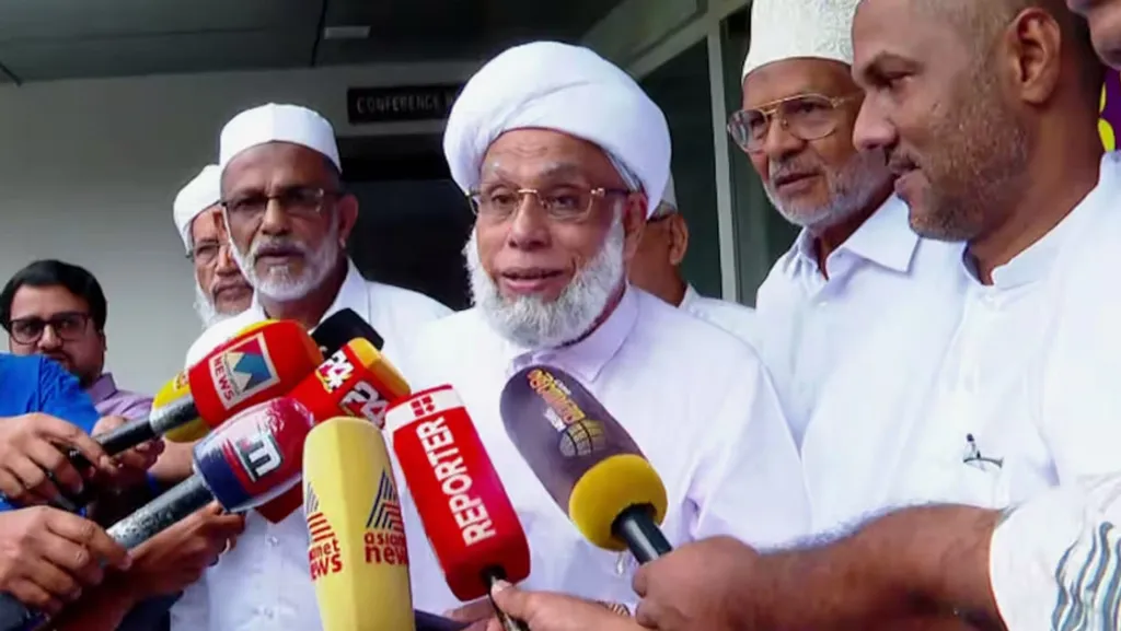 ഹൈസ്കൂൾ, ഹയർ സെക്കന്ററി ക്ലാസുകൾ പതിനഞ്ച് മിനിറ്റ് നേരത്തെ ആരംഭിക്കുന്നതു കൊണ്ട് മദ്രസാ പഠനം തകർന്നു പോകും എന്ന ഒരു വിഭാഗം മുസ്ലീം പുരോഹിതരുടെ വാദത്തിൽ യാതൊരു കഴമ്പുമില്ല എന്ന് അത് പറയുന്നവർക്ക് പോലുമറിയാം. 