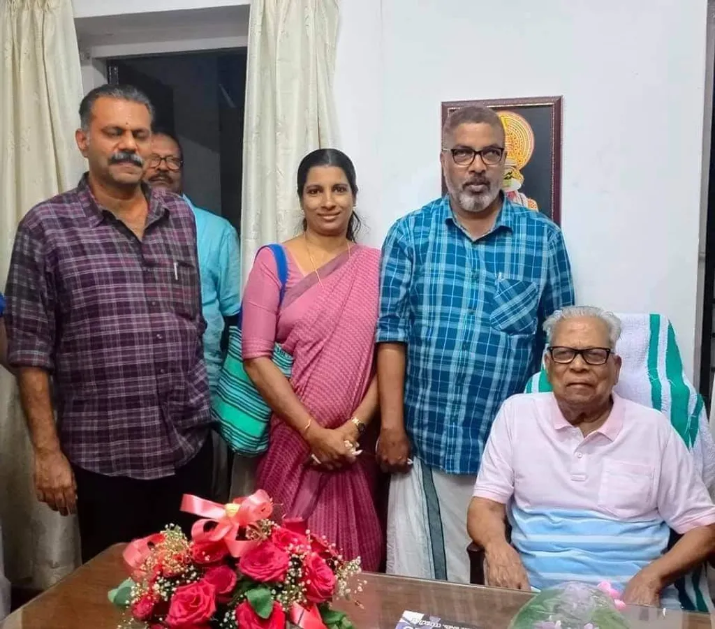 കെ.സി. ശാന്തയും ജീവിതപങ്കാളി എൻ.വി. ബാലകൃഷ്ണനും വി.എസിനോടൊപ്പം. ജോസഫ് സി. മാത്യു സമീപം.