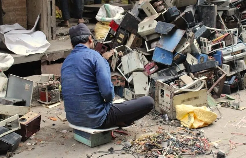 സീലാംപുർ (ഡൽഹി), റിച്ചി സ്റ്റ്രീറ്റ് (ചെന്നൈ), മാണിക്കം മാർക്കറ്റ് (കൊൽക്കത്ത), ലോഹാർ ചൗക്ക് (ലക്നൗ) തുടങ്ങിയ മേഖലകൾ ഇലക്ട്രോണിക് ചില്ലറ വിൽപ്പന, പുനരുപയോഗം, കച്ചവടം, വേർതിരിക്കൽ എന്നിവയുടെ പ്രധാന കേന്ദ്രങ്ങളായി മാറിയിട്ടുണ്ട്. 