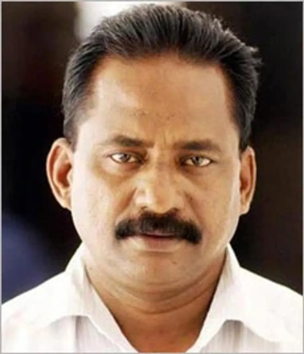 വി.എസ്സിന്റെയും പിണറായിയുടെയും ദ്വന്ദ വൈരുധ്യങ്ങളുടെ മൂർത്തഭാവം കണ്ടത് സി.പി.എം റിബെൽ ആയിരുന്ന ടി.പി ചന്ദ്രശേഖരന്റെ വധത്തിനുശേഷം, രണ്ടു പേരും പ്രതികരിച്ച രീതികളിലായിരുന്നു.