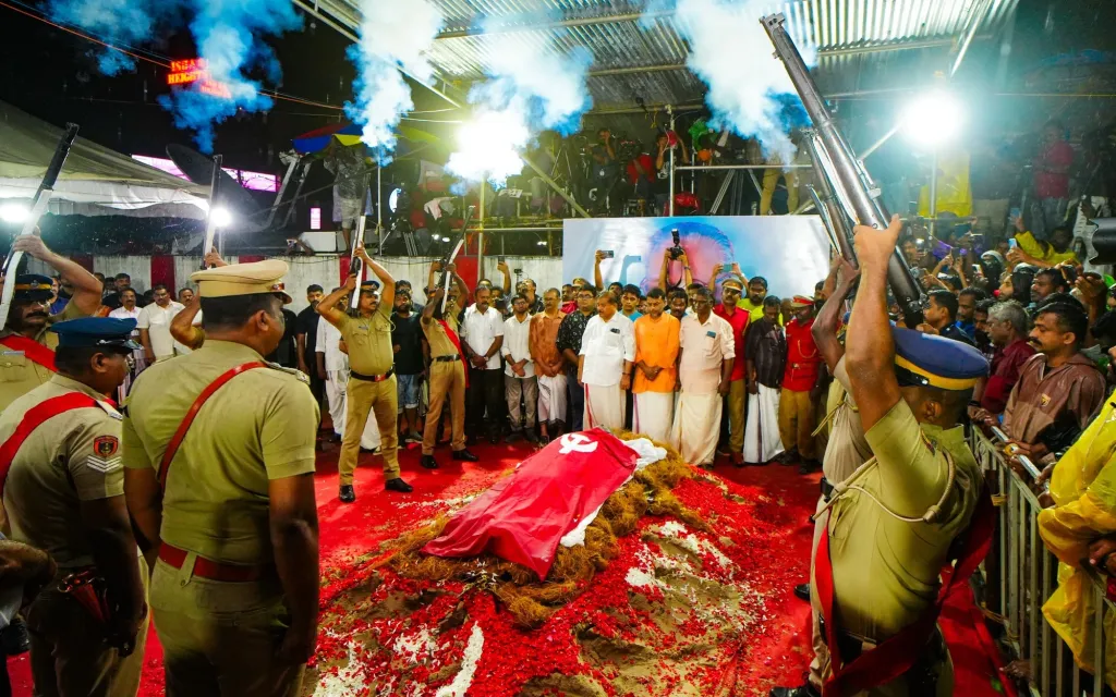  അന്ത്യനിദ്രക്കായി വലിയചുടുകാട്ടിലെത്തുന്ന അവസാനത്തെ പുന്നപ്ര-വയലാർ സമരഭടൻ വി.എസ് അച്യുതാനന്ദൻ ആയിരിക്കുമെന്നു തോന്നുന്നു.