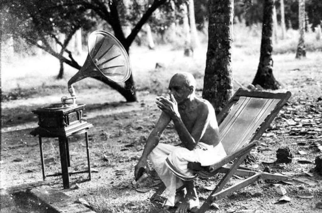ബഷീറിന് പാട്ടുകൾ കേൾക്കാൻ ഫാബി എപ്പോഴും സൗകര്യങ്ങൾ ചെയ്തു കൊടുക്കും. മഴയില്ലാത്ത ദിവസങ്ങളിൽ ഗ്രാമഫോൺ രാവിലെ പതിവ് മരച്ചുവട്ടിൽ ഒരുക്കിവെയ്ക്കും.