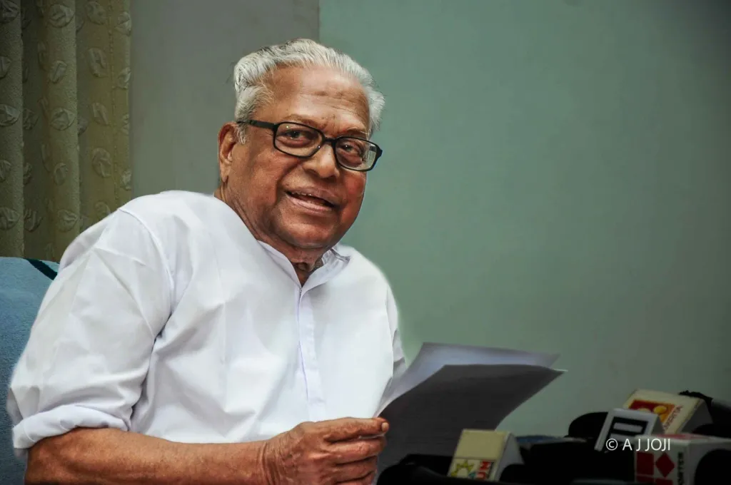 ഇന്ത്യൻ കമ്യൂണിസ്റ്റ് പാർട്ടിയുടെ ദേശീയ കൗൺസിലിൽനിന്ന് ഇറങ്ങിപ്പോന്ന 32 പേരിൽ ഒരാളെന്ന നിലയിൽ വി.എസിലുണ്ടായിരുന്നത് പഴയ കമ്യൂണിസത്തിന്റെ പാരമ്പര്യമാണ്. / Photo: A.J. Joji