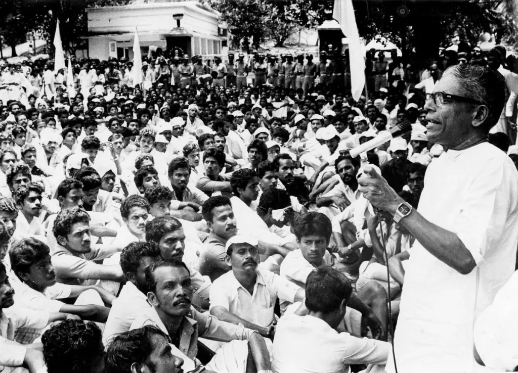 കർഷകത്തൊഴിലാളികളുടെയും കയർത്തൊഴിലാളികളുടെയും ജീവിതദൈന്യം നേരിട്ടറിഞ്ഞിട്ടുള്ള വി.എസ്, തന്റെ അനുഭവങ്ങളെ കരുത്താക്കി മാറ്റി. ചൂഷിതരുടെ വിമോചനത്തിനായി നിലകൊണ്ട സഖാവ്, കർഷകത്തൊഴിലാളി പ്രസ്ഥാനത്തെയും കമ്മ്യൂണിസ്റ്റ് പ്രസ്ഥാനത്തെയും ആ ദാർഢ്യത്തോടെ മുന്നോട്ടുനയിച്ചു. 