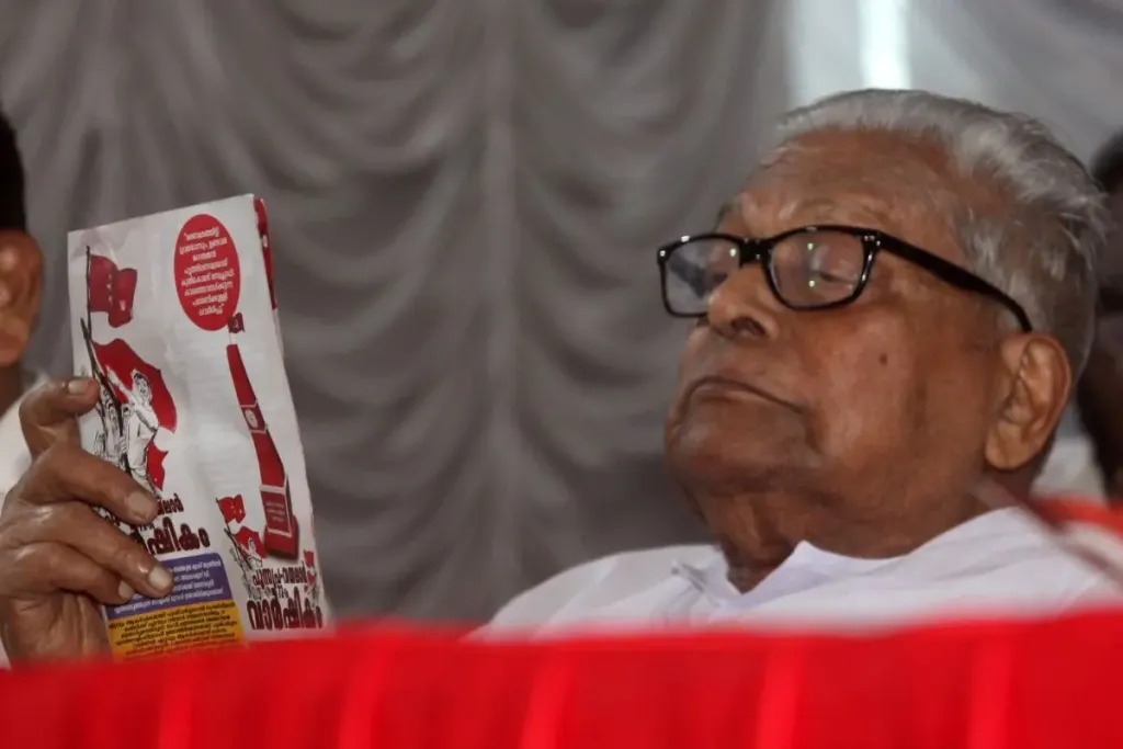 സമൂഹത്തിലെ ദരിദ്രരായ മനുഷ്യരുടെ ജീവിതനിലവാരം ഉയർത്തുന്നതിൽ പങ്കാളിയാകാൻ കഴിഞ്ഞതാണ് തൻെറ സന്തോഷമെന്ന് പറഞ്ഞ വി.എസ്, ഓട്ടോറിക്ഷാ തൊഴിലാളികളുടെയും ചുമട്ട് തൊഴിലാളികളുടെയും തൊഴിലുറപ്പ് തൊഴിലാളികളുടെയും കർഷക തൊഴിലാളികളുടെയും പ്രിയ സഖാവാണ്.